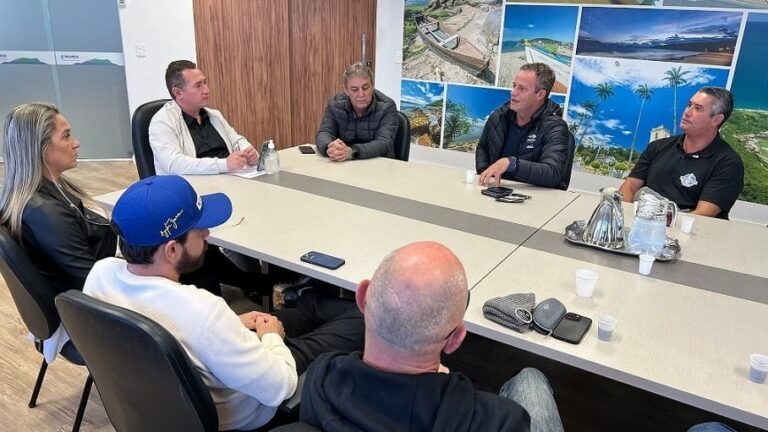 Palhoça fortalece o surfe com reunião estratégica na Prefeitura